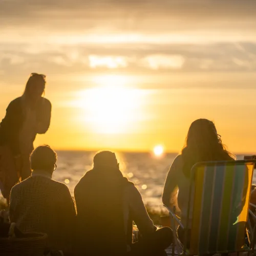 Picknick med vänner i en Öländsk solnedgång